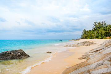 Obraz premium Beautiful landscape of the Indian Ocean coast with a rocky beach on the island of Phuket in Thailand