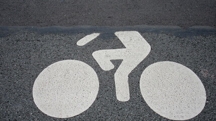 Cycliste coup&eacute; sur le macadam