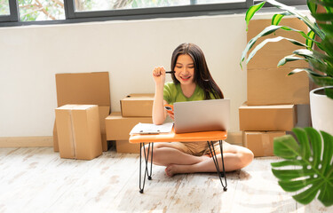 portrait of asian woman selling online at home