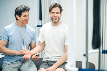 Obraz premium Doctor checking the patients pulse