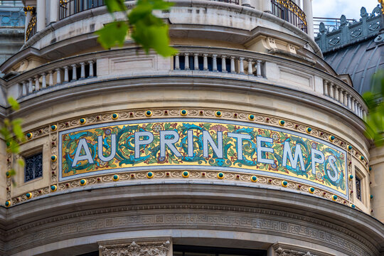 Paris, France - 4 mai 2023: Gros plan de l'enseigne en mosa&iuml;que "Au Printemps" sur la fa&ccedil;ade du b&acirc;timent historique du Printemps Haussmann, grand magasin parisien connu dans le monde entier