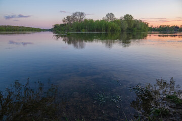 Fototapeta na wymiar spring morning on the river