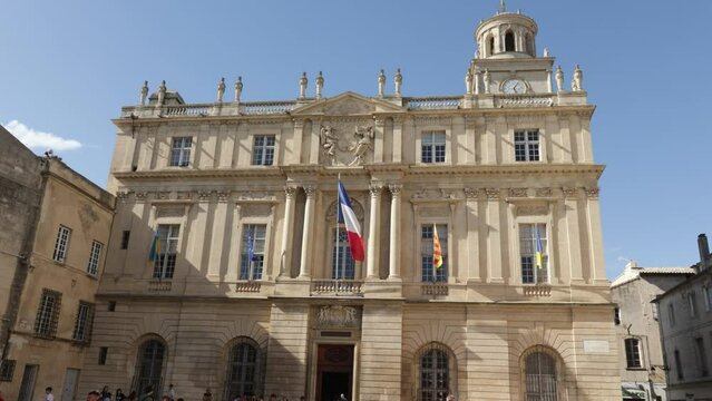 fa&ccedil;ade de la mairie de la ville d'Arles, sous-pr&eacute;fecture du d&eacute;partement des Bouches-du-Rh&ocirc;ne (France)