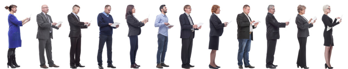Obraz premium group of people holding tablet and looking ahead