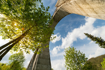 Das Viadukt ist ein Wahrzeichen der Gemeinde Willingen Upland. Froschperspektive mit Weitwinkel...
