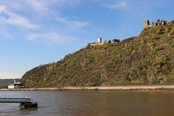 Romantisches Mittelrheintal; Blick über den Fluss auf die 