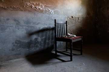 Stare krzesło w starym domu na tle zniszczonej ściany - obrazy, fototapety, plakaty