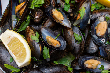 Cooked mussels with herbs and lemon