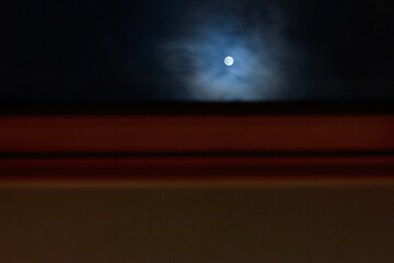 Oddalony Księżyc widziany przez okno - obrazy, fototapety, plakaty