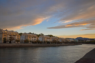Obraz premium ATARDECER SOBRE EL RIO URUMEA, SAN SEBASTIAN, ESPAÑA.