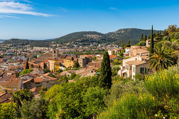 Fototapeta na wymiar View to the old town and St. Paul church, Hyeres (Hyères), France