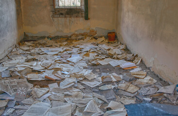 Lost Place, Bahnhof, Papier, verstreut, Dokumente, Unterlagen, Buch, Bücher, vergessen,...