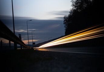 Światła samochodów nocą na drodze - obrazy, fototapety, plakaty