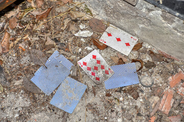 Lost Place, Bahnhof, Spielkarten, Karten, Karo, französische Karten, weggeworfen, Gerümpel,...