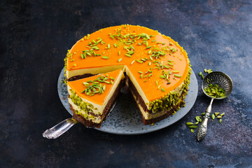 Traditionelle Sanddorn Orange Torte serviert als close-up auf einem Nordic Design Teller