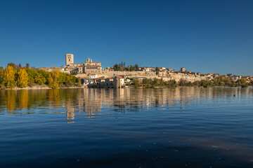 Fototapeta premium Beautiful panoramic view of Zamora cityscape during Autumn season, from the other side of the Douro River, in Spain.