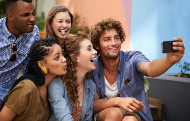 Obraz premium Capturing their moments of friendship. a group of friends taking a self-portrait on a cameraphone.