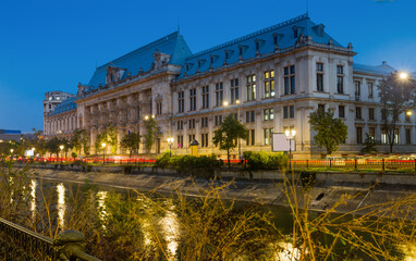 Fototapeta premium Palace of Justice in downtown Bucharest reflected in Dambovita River