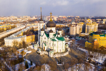 Obraz premium Aerial view of majestic building of Annunciation Cathedral, temple of Russian Orthodox Church in Voronezh on winter day