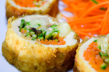 Rollos de arroz sushi con pollo zanahoria y calabaza