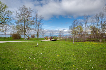Fototapeta na wymiar Discover the breathtaking beauty of Keswick's Claredon Beach Park with these stunning 45MP photos. The collection showcases the picturesque views of Lake Simcoe, verdant green grass.
