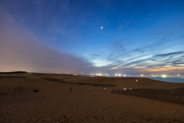 日本の鳥取県の鳥取砂丘の夕景