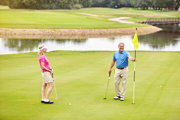 Obraz premium Playing golf is something we do together. a mature couple out playing golf together.