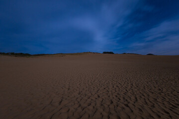 日本の鳥取県の月夜の鳥取砂丘