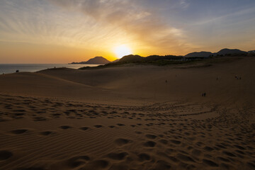 Fototapeta na wymiar 日本の鳥取県の鳥取砂丘の日の出