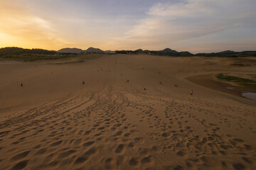 日本の鳥取県の鳥取砂丘の日の出