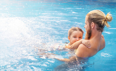 Fototapeta na wymiar dad and daughter splashing