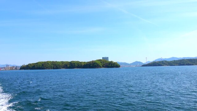 瀬戸内海に面した広島市と宇品島の風景を船から移動撮影  4K  2023年4月23日