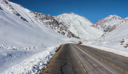 Estrada no alto dos Andes, cercada de neve, próximo à fronteira Argentina e Chile, 