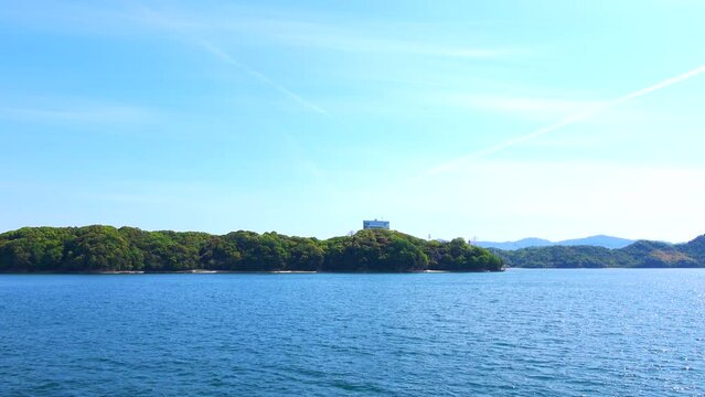 瀬戸内海に面した広島市と宇品島の風景を船から移動撮影  4K  2023年4月23日