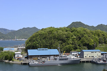 入江に停泊する掃海艇