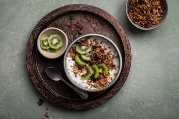 Bol de yaourt granola croustillant chocolat sésame et kiwi