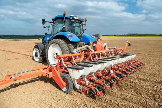 Semis de betterave en avril avec un semoir 12 rangs