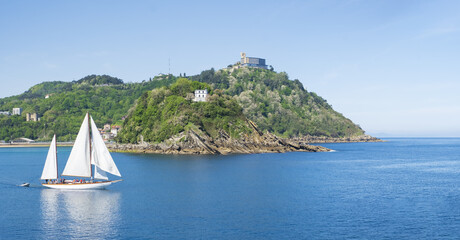 Fototapeta premium Sailboat in the bay of La Concha, city of Donostia-San Sebastian, Euskadi