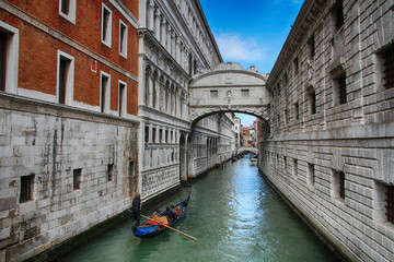 Fototapeta na wymiar The Bridge of Sighs seen from Ponte della Canonica, Gondola under the Bridge of Sighs, Gondolier along a Canal in Venice