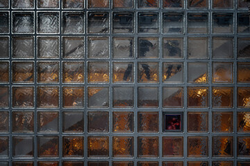 Obraz premium ガラス越しに見える階段を登る人影