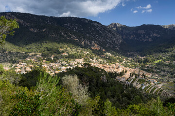 Fototapeta na wymiar Blick über Valldemossa, Mallorca, Balearen, Spanien