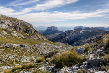 Blick auf das Tossals Verds Massiv und den Tafelberg Puig de s' Alcadena, Mallorca, Balearen, Spanien