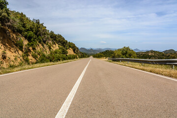 Fototapeta premium Küstenstraße in der Nähe von Simius, Sardinien, Italien, Europa