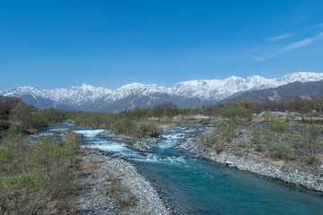 春の北アルプスと松川　長野県白馬村