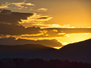 夕焼け, 空, 山, 太陽, 日の出, 雲, 自然, 風景, オレンジ, 山, 雲, 今夜, 夜会, 光, 太陽光, シルエット, 赤, 景色, ヒル, 旅行, 夜明け, モーニング, ヒル, 黄色, 色