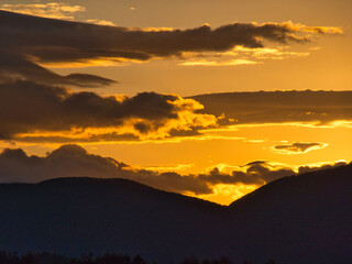 夕焼け, 空, 山, 太陽, 日の出, 雲, 自然, 風景, オレンジ, 山, 雲, 今夜, 夜会, 光, 太陽光, シルエット, 赤, 景色, ヒル, 旅行, 夜明け, モーニング, ヒル, 黄色, 色