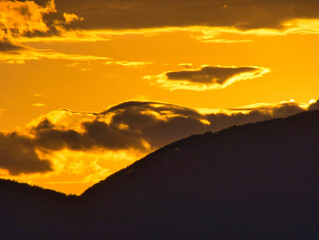 夕焼け, 空, 山, 太陽, 日の出, 雲, 自然, 風景, オレンジ, 山, 雲, 今夜, 夜会, 光, 太陽光, シルエット, 赤, 景色, ヒル, 旅行, 夜明け, モーニング, ヒル, 黄色, 色