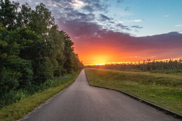 Beeindruckender Sonnenuntergang am Radweg.