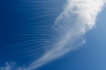 nietypowe chmury na błękitnym niebie