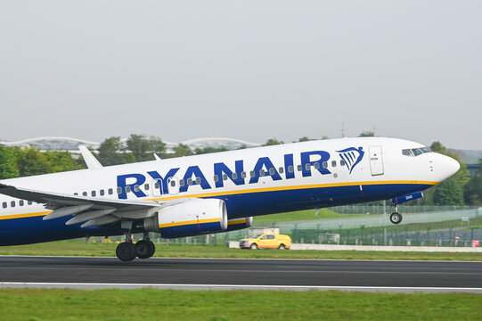Brussels Airport Belgium Belgique avion aeroport Boeing 737 Ryanair